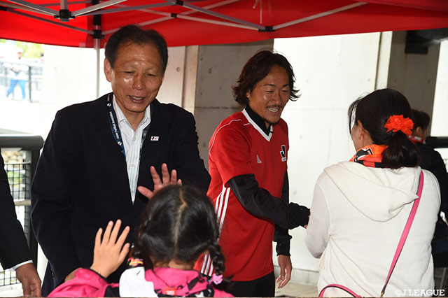 握手会・募金活動をする原 博実さん（Ｊリーグ副理事長）と石川 直宏さん【明治安田Ｊ２ 第9節 熊本vs東京Ｖ】