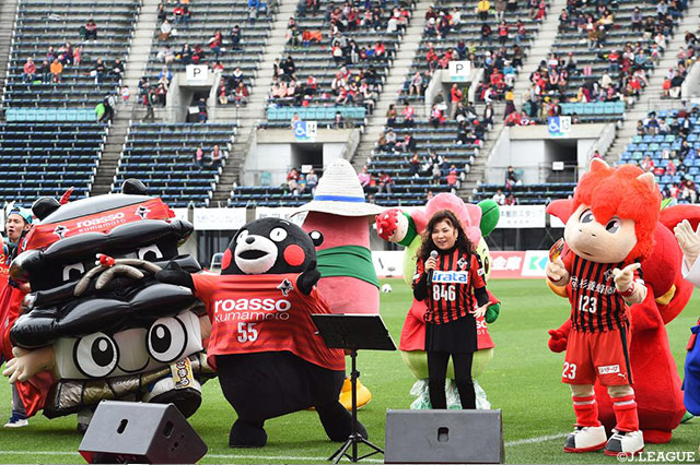 八代 亜紀さんによるスペシャルライブ！マスコットたちもノリノリ【明治安田Ｊ２ 第9節 熊本vs東京Ｖ】