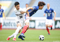 激しい競り合いをみせる扇原 貴宏（横浜FM）と佐々木 大樹（神戸）【明治安田Ｊ１ 第8節 横浜FMvs神戸】