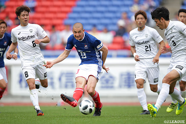 ダビド バブンスキー（横浜FM）がペナルティエリア手前からシュートを狙うもゴールならず【明治安田Ｊ１ 第8節 横浜FMvs神戸】