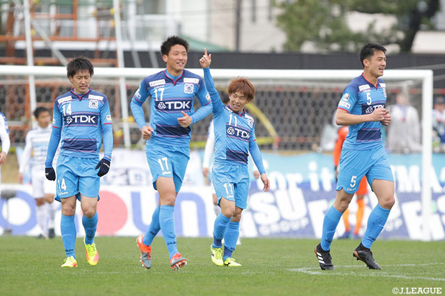 左足を振り抜き、2試合連続ゴールを記録した久富 賢（秋田/#11）【明治安田Ｊ３ 第7節 秋田vs沼津】