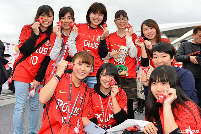 ミニユニフォームクッション片手に応援しま～す♪【明治安田Ｊ１ 第8節 浦和vs清水】