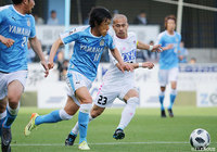 中村 俊輔（磐田）に激しいマークをみせる吉田 豊（鳥栖）【明治安田Ｊ１ 第8節 磐田vs鳥栖】