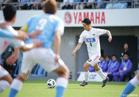 FKのキッカーとして正確なクロスを送る原川 力（鳥栖）【明治安田Ｊ１ 第8節 磐田vs鳥栖】