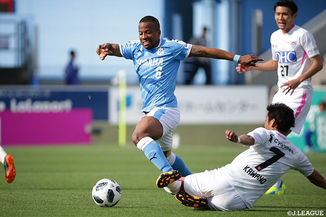 先制点のアシストとなるクロスをあげたギレルメ（磐田）【明治安田Ｊ１ 第8節 磐田vs鳥栖】