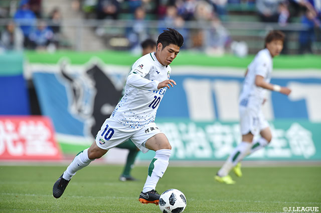 細かなステップでドリブル突破する杉本 太郎（徳島）【明治安田Ｊ２ 第9節 岐阜vs徳島】