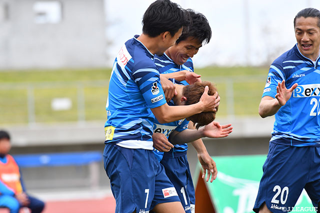 先制点を決めた佐々木 匠（讃岐）にチームメイトから手荒い祝福！【明治安田Ｊ２ 第9節 讃岐vs愛媛】