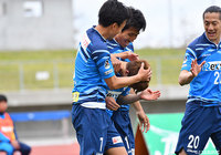 先制点を決めた佐々木 匠（讃岐）にチームメイトから手荒い祝福！【明治安田Ｊ２ 第9節 讃岐vs愛媛】