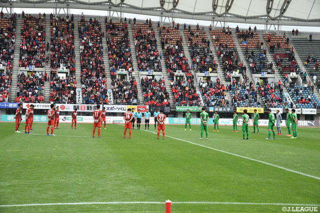 熊本地震から2年の復興支援マッチ。試合開始前に黙祷が行われた【明治安田Ｊ２ 第9節 熊本vs東京Ｖ】