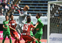 熊本の攻撃を無失点で抑えた上福元 直人（東京Ｖ）。試合は両チーム譲らず0-0の引き分けで終えた【明治安田Ｊ２ 第9節 熊本vs東京Ｖ】