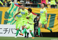 頭で合わせ同点ゴールを決めたエベルト（#4）。チームメイトも喜びを爆発させた【明治安田Ｊ２ 第9節 千葉vs町田】