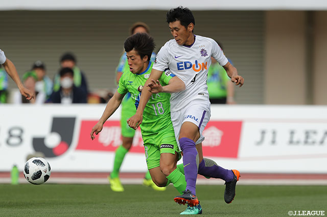 松田 天馬（湘南）に対し激しいプレッシングをかける水本 裕貴（広島）【明治安田Ｊ１ 第8節 湘南vs広島】
