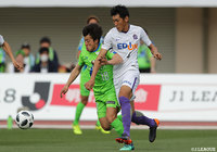 松田 天馬（湘南）に対し激しいプレッシングをかける水本 裕貴（広島）【明治安田Ｊ１ 第8節 湘南vs広島】