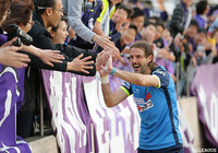 試合後、昨季まで所属していた広島のファンの声援に応えるミキッチ【明治安田Ｊ１ 第8節 湘南vs広島】