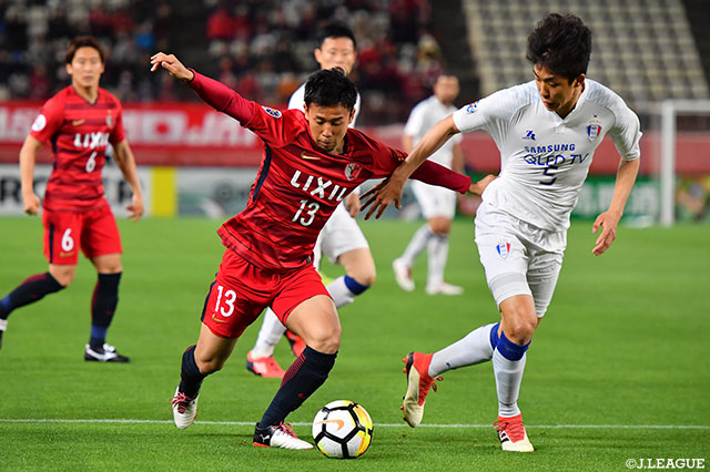 相手選手のマークを振り払い、突破を計る中村 充孝（鹿島）【ACL GS MD6 鹿島vs水原三星】