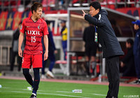 大岩監督から指示を受ける三竿 雄斗(鹿島)。今季初出場となった【ACL GS MD6 鹿島vs水原三星】