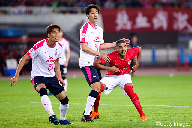 広州恒大のアランをマークする山下 達也（左）と山村 和也（右）。アランはこの試合2ゴールを決め、Ｃ大阪のGS突破を阻んだ【ACL GS MD6 広州恒大vsＣ大阪】