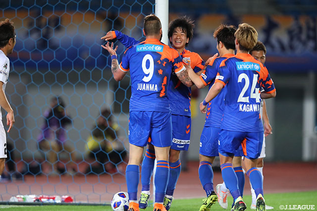 エースのファンマ（長崎/#9）に待望のゴールが生まれ、祝福する選手たち【ルヴァンカップ GS 第4節 長崎vs神戸】