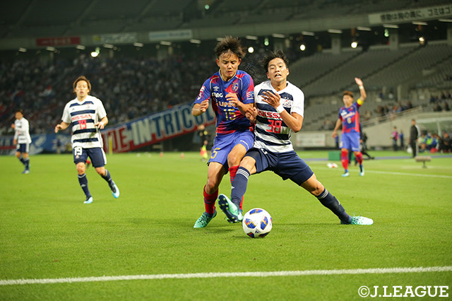 FC東京の久保　建英（左）と横浜FMの山田　康太（右）。両チームの期待の若手が激しくボールを奪う合う【ルヴァンカップ GS 第4節 FC東京vs横浜FM】