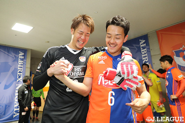 試合前に笑顔で挨拶をかわす川浪　吾郎（仙台）と磯村　亮太（新潟）【ルヴァンカップ GS 第4節 新潟vs仙台】