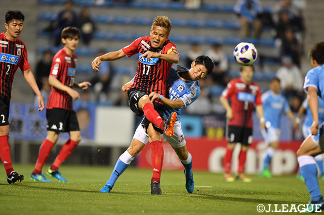 キャプテンマークを巻く稲本　潤一（札幌）は球際で激しい争いを繰り広げる【ルヴァンカップ GS 第4節 磐田vs札幌】