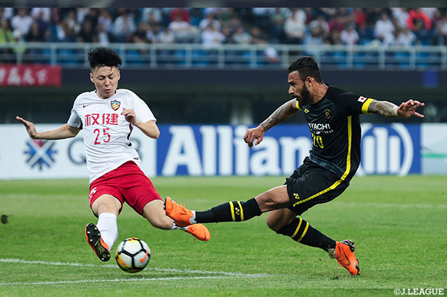 ハモン ロペス（柏）のシュートは相手DFにブロックされる【ACL GS MD6 天津権健vs柏】