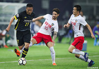 天津権健の激しいチェックに遭いながらもボールを前線に運ぶ今井 智基（柏）【ACL GS MD6 天津権健vs柏】