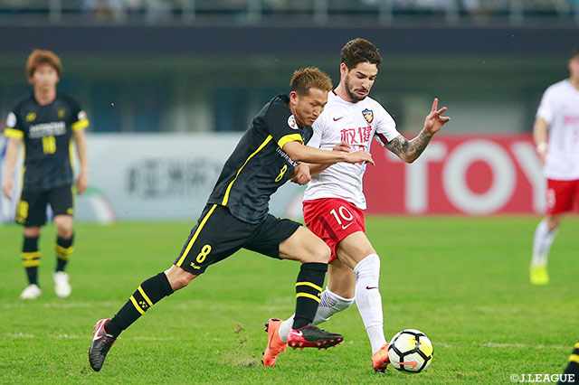 元ブラジル代表のアレシャンドレ パト（天津権健）に臆することなくチャージにいく小泉 慶（柏）【ACL GS MD6 天津権健vs柏】