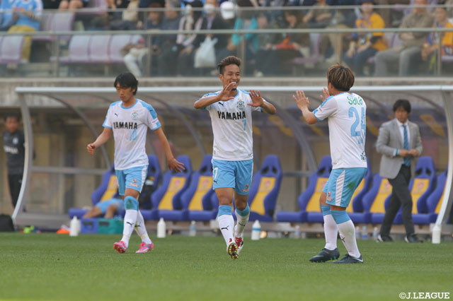 共にゴールを決め勝利に貢献した田口 泰士（磐田/#7）と小川 大貴（磐田/#24）【明治安田Ｊ１ 第9節 仙台vs磐田】