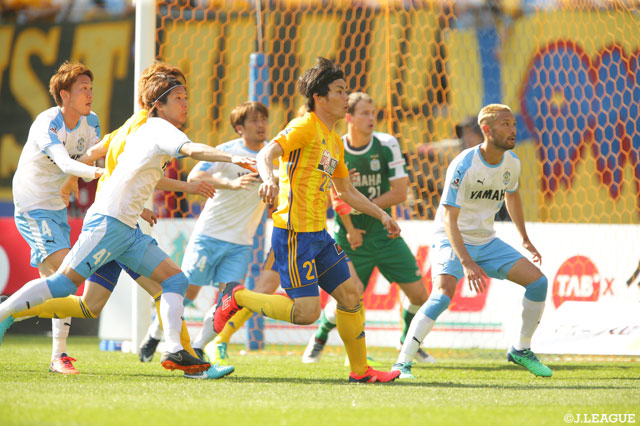 大岩 一貴（仙台）はセットプレーのターゲットとして何度もゴールに迫ったが決めきれず【明治安田Ｊ１ 第9節 仙台vs磐田】