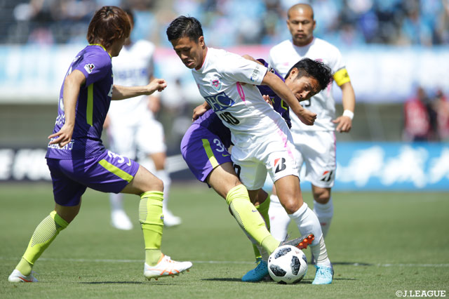 この日は両チーム中盤でボールを奪い合う激しい展開に【明治安田Ｊ１ 第9節 広島vs鳥栖】