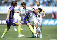 この日は両チーム中盤でボールを奪い合う激しい展開に【明治安田Ｊ１ 第9節 広島vs鳥栖】