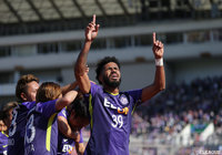 試合終盤、決勝ゴールとなるミドルシュートを決めたパトリック（広島）【明治安田Ｊ１ 第9節 広島vs鳥栖】