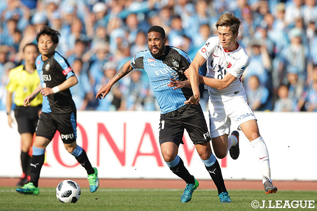 激しい肉弾戦を繰り広げるエドゥアルド　ネット（川崎Ｆ）と鈴木　優磨（鹿島）【明治安田Ｊ１ 第9節 川崎Ｆvs鹿島】