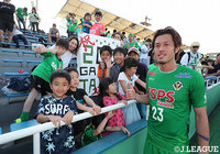 試合後、ちびっこサポーターたちと記念撮影する田村　直也（東京Ｖ）【明治安田Ｊ２ 第10節 東京Ｖvs水戸】