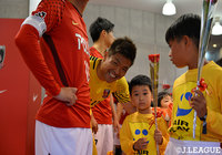 試合前に笑顔を見せる西川　周作（浦和）【明治安田Ｊ１ 第9節 浦和vs札幌】