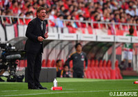 昨季途中まで約5年半指揮した古巣・浦和との試合で選手に指示を飛ばすペトロヴィッチ監督（札幌）【明治安田Ｊ１ 第9節 浦和vs札幌】