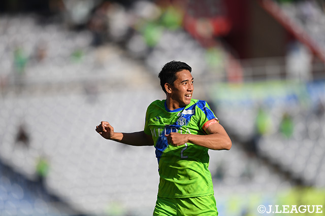 前半28分、GKが飛び出していたのを見逃さずにロングシュートを沈めた菊地　俊介（湘南）【明治安田Ｊ１ 第9節 横浜FMvs湘南】