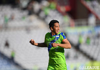 前半28分、GKが飛び出していたのを見逃さずにロングシュートを沈めた菊地　俊介（湘南）【明治安田Ｊ１ 第9節 横浜FMvs湘南】