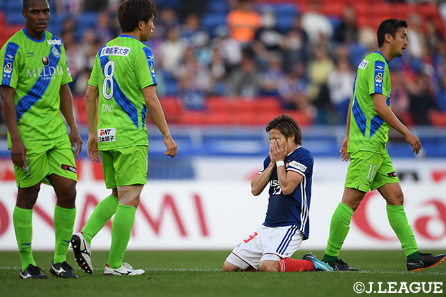 終了間際に勝ち越しのチャンスを迎えた仲川　輝人（横浜FM）だったが、枠を捉えられずに顔を覆う【明治安田Ｊ１ 第9節 横浜FMvs湘南】