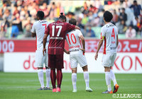 試合中に談笑するウェリントン（神戸／＃17とガブリエル　シャビエル（名古屋／＃10）【明治安田Ｊ１ 第9節 神戸vs名古屋】