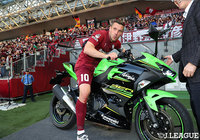 この日2ゴールの活躍でヒーローになったポドルスキ（神戸）。試合後はバイクにまたがりご満悦【明治安田Ｊ１ 第9節 神戸vs名古屋】