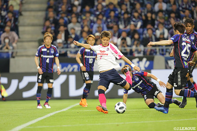 DFに囲まれながらもシュートを放つ柿谷 曜一朗（Ｃ大阪）【明治安田Ｊ１ 第9節 Ｇ大阪vsＣ大阪】