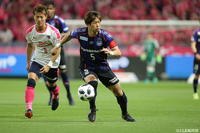 前半11分、GK東口と交錯した三浦 弦太（Ｇ大阪）。怪我が心配されたがキャプテンとしてフル出場を果たし、無失点勝利に貢献！【明治安田Ｊ１ 第9節 Ｇ大阪vsＣ大阪】