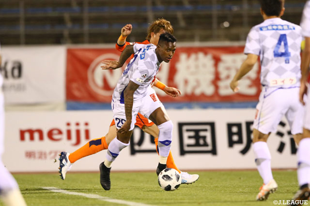 後半途中から出場したジュニオール バホス（甲府）は何度もゴールチャンスを生んだが得点には繋がらず【明治安田Ｊ２ 第10節 愛媛vs甲府】