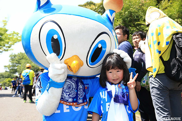 フリ丸と2ショット！女の子も嬉しそう【明治安田Ｊ２ 第10節 横浜FCvs栃木】