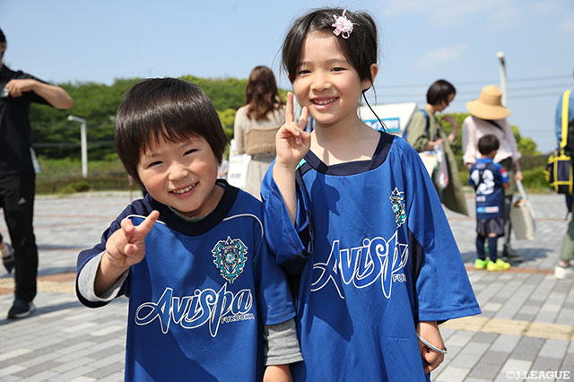ちびっこサポもユニフォームを着て応援の準備万端！【明治安田Ｊ２ 第10節 福岡vs千葉】
