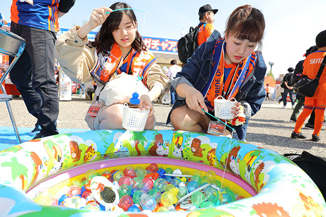 ミニスワンライトキーホルダー釣りに挑む女子2人。いくつとれたかな？【明治安田Ｊ２ 第10節 新潟vs大宮】