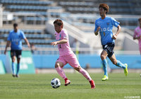 ドリブルでボールを運ぶ西谷 和希（栃木）。FKのチャンスもあったが…【明治安田Ｊ２ 第10節 横浜FCvs栃木】