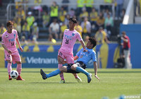 夛田 凌輔（栃木）に激しく寄せる北爪 健吾（横浜FC）【明治安田Ｊ２ 第10節 横浜FCvs栃木】